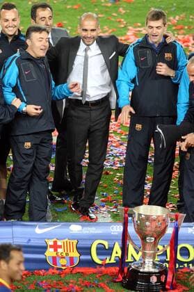 FC Barcelona (Barca), spanish champion 2010 2011: Barcelona s coach Josep - Pep - Guardiola (C) and assistant Tito Vilanova (R) and Domenec Torrent (L) celebrate winning the Liga. May, 15, 2011.  o0 Pokal Trophäe Objekte Freude Jubel co