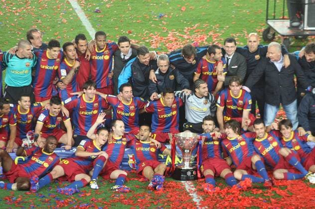 FC Barcelona (Barca), spanish champion 2010 2011: Barcelona s players celebrate winning the Liga. Front (L-R) Eric Abidal, Ibrahim Afellay, Andres Iniesta, Dani Alves, Gerard Pique, Carles Puyol, Sergio Busquets, Bojan Krkic, center: Jeffren Suarez, Pedro Rodriguez, David Villa, Lionel Messi, Xavi Hernandez, Adriano Correira, Jose Manuel Pinto, Maxwell Scherrer, top: Victor Valdes, Marc Bartra, Thiago Alcantara Alcantara, X, Seydou Keita and Javier Mascherano (5R) May, 15, 2011. Pedrito o0 Pokal Trophäe Objekte Freude Jubel