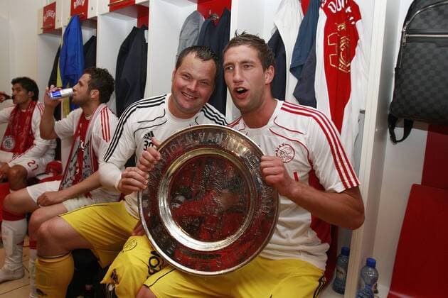 15-05-2011: Ajax Amsterdam feiert die Niederländische Meisterschaft 2010 2011: (L-R) Jeroen Verhoeven, Maarten Stekelenburg - Eredivisie 2010-2011 xVIxxIVx 299406 o0 Kabinenfeier Umkleidekabine Umkleide Pokal, Trophäe Objekte Schale Meisterschale