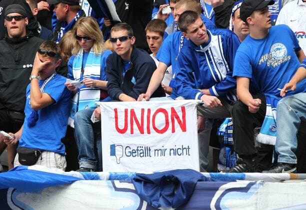 Hertha Fans äußert mittels eines Plakats seinen Unmut über den Stadtrivalen - Union gefällt mir nicht Fussball Fußball zweite 2.Bundesliga Herren Saison 10 11 15.05.2011 Hertha BSC Berlin o0 Fan, Fußballfan, Publikum Plakat, Fanplakat, Transparent Schriftzug Objekte