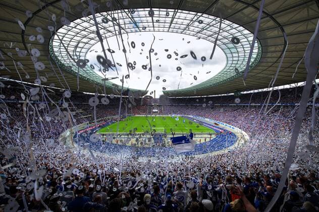 Fans in der Ostkurve des Olympiastadion - Heimspielstätte von Hertha BSC Berlin o0 GER Zuschauerperspektive Luftschlange