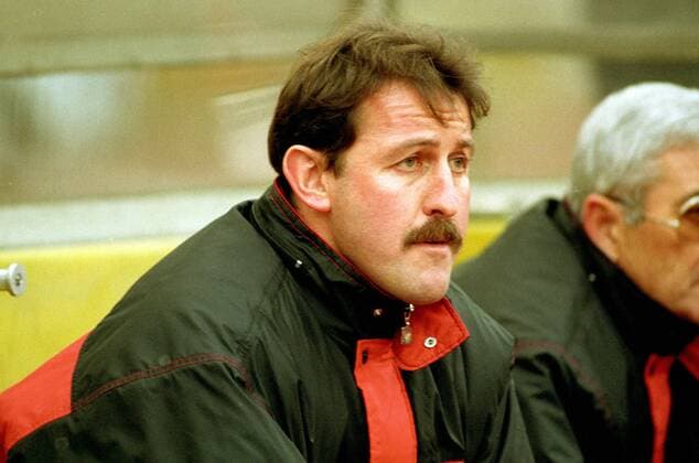 Trainer Valentin Herr (Waldhof Mannheim) - Aus 2. BL in der Saison 1993 1994 Hannover 96 (Rot) gegen SV Waldhof Mannheim 1:1 am 24.10.1993 skeptisch, pessimistisch