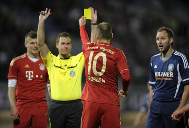 16.05.2011, Fussball Freundschaftsspiel, Paulaner-Auswahlteam Die Besten aus Bayern - FC Bayern München, in der Wacker-Arena Burghausen. Arjen Robben (2. von rechts, München) zeigt Schiedsrichter Karl Valentin (2. von links, Deutschland) die gelbe Karte