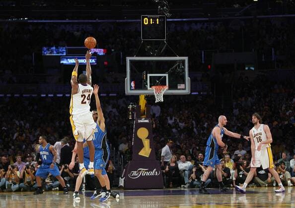 Jun 07, 2009 - Los Angeles, California, U.S. - Orlando Magic guard COURTNEY LEE (11) defends against the last second shot by Los Angeles Lakers guard KOBE BRYANT (24) to end the second quarter in game two of the NBA Basketball Herren USA Finals at the Staples Center. NBA Basketball Herren USA 2009 - Playoffs - Lakers beat Magic - ZUMAo62
