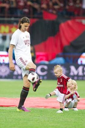 Zlatan Ibrahimovic (Milan), MAY 14th, 2011 - Football : Zlatan Ibrahimovic of AC Milan with his children Maximilian and Vincent before the Italian Serie A match at Stadio Giuseppe Meazza in Milan, Italy.  (bxlb028664) o0 privat Familie Kind Sohn