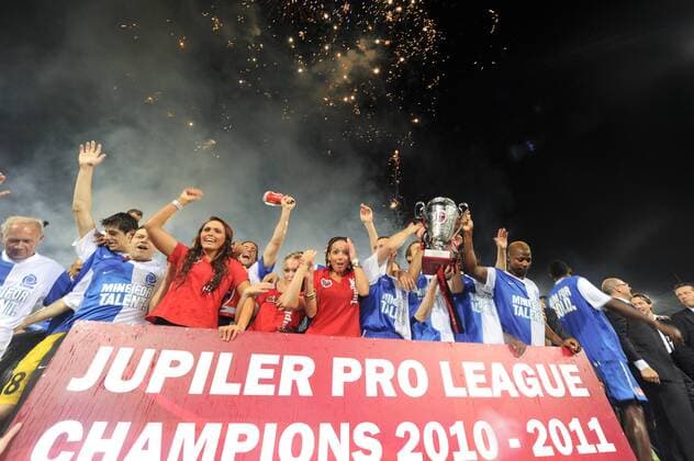17.05.2011, Genk - Jupiler League 2010 2011 - Play Off Playoff - KRC Genk - Belgiens Meister 2011 --- Belgiens Meister 2011 ---  o0 Objekte Pokal Trophäe Feuerwerk Pyrotechnik Schriftzug champions Totale Girls
