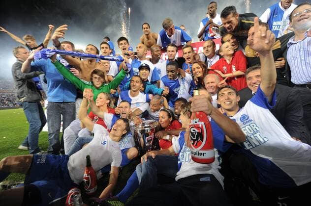 17.05.2011, Genk - Jupiler League 2010 2011 - Play Off Playoff - KRC Genk - Belgiens Meister 2011 ---  o0 Objekte Pokal Trophäe Totale Siegerfoto