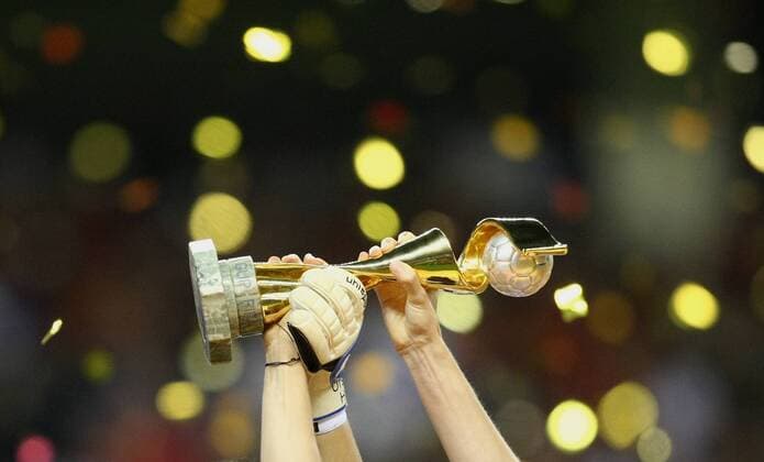 Fussball Frauen WM 2007 FINALE 30.09.2007 Frauen WM Pokal - Deutschland ist Weltmeister  o0 Sieg Objekte Pokal Trophäe Symbol Siegerehrung Körperteile Hand Arm