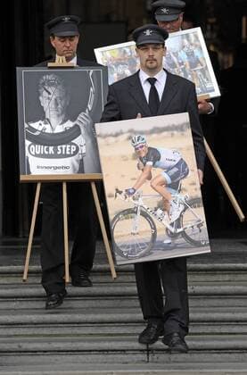 Beerdigung von Wouter Weylandt (Belgien Leopard Trek) in Gent --- Präsentation von Bildern seiner Profikarriere  PhotoNews o0 Objekte Foto Bild