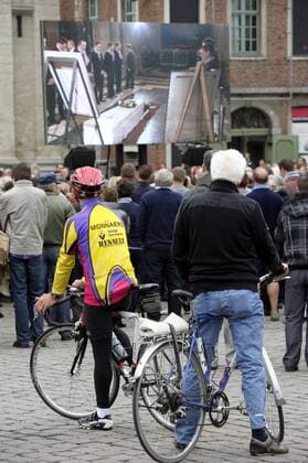 Beerdigung von Wouter Weylandt (Belgien Leopard Trek) in Gent --- Fans verfolgen die Liveübertragung der Zeremonie  PhotoNews o0 Totale Zuschauer Objekte Leinwand, Großleinwand