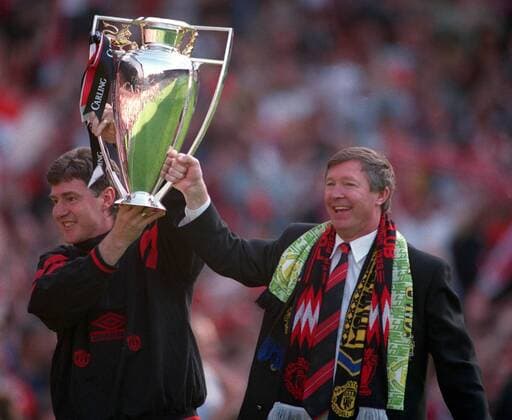 Coach Alex Ferguson (R) and assistant coach Brian Kidd with the FA Premiership Trophy. Manchester United , 8 5 1994, Manchester.  o0 Sieg Jubel Freude Meister Meisterschaft Objekte Pokal Trophäe ManU
