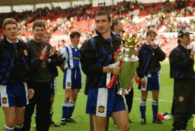 ERIC CANTONA (MAN UTD) CELEBRATES WITH THE TROPHY. MANCHESTER UNITED, 05 05 1996.  o0 Sieg Jubel Freude Meister Meisterschaft Objekte Pokal Trophäe ManU