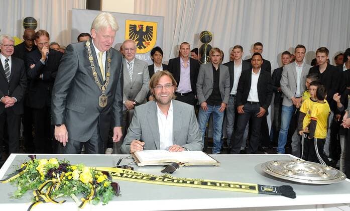 Fußball, Borussia Dortmund, Deutscher Meister 2011 Monatg 16.05.2011, Die Meistermannschaft von Borussia Dortmund trägt sich ins Goldene Buch der Stadt Dortmund ein - Trainer Juergen Klopp (BVB) trägt sich ins Goldene Buch ein, li. der Dortmunder Oberbürgermeister Ullrich Sierau (GER) DeFodi018