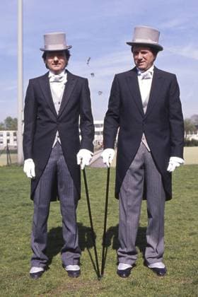 Jupp HEYNCKES, rechts, Deutschland, Fussball, Trainer FC Bayern Muenchen, und Co Trainer Egon COORDES, ganze Figur, Ganzkoerper, traegt einen Frack mit Zylinder und einen Stock, 15.04.1990, Fashion Victim kurios Kleidung Zeitgeist Modesünde privat
