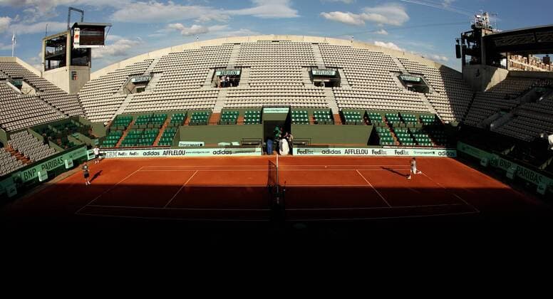 TENNIS - ATP, French Open 2011, Vorschau PARIS, 19.MAI.11 - TENNIS - ATP Tennis Herren World Tour, Grand Slam, Roland Garros, French Open, Vorberichte, Training. Bild zeigt eine Übersicht des Court Suzanne Lenglen.  o0 FRA Sportstätte Tennisplatz Stadion Leere Tribüne Totale