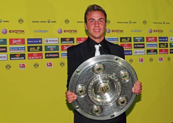 Samstag 14.05.2011, BVB Borussia Dortmund Meister-Bankett im Dortmunder U, Mario Götze (BVB) mit der Meisterschale DeFodi001
