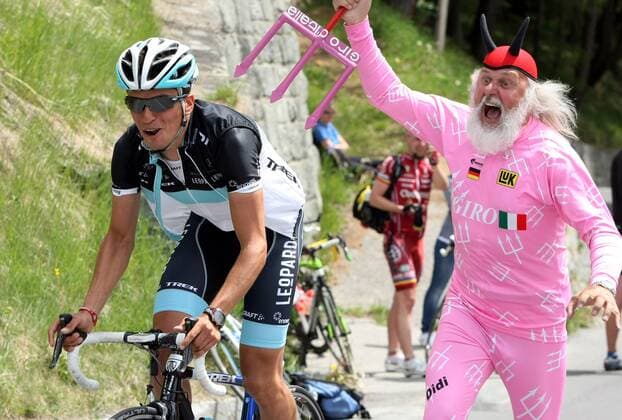 RADSPORT - Giro d Italia 2011 HEILIGENBLUT,AUSTRIA,20.MAI.11 - DIVERS, RADSPORT - Giro d Italia, Fight for Pink, Jedermann Rennen, Lienz - Grossglockner. Bild zeigt Thomas Rohregger (AUT Leopard Trek) und Didi Senft, der Il Diavolo. Keywords: Fan, Teufel. 