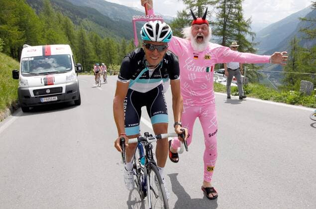 RADSPORT - Giro d Italia 2011 HEILIGENBLUT,AUSTRIA,20.MAI.11 - DIVERS, RADSPORT - Giro d Italia, Fight for Pink, Jedermann Rennen, Lienz - Grossglockner. Bild zeigt Thomas Rohregger (AUT Leopard Trek) und Didi Senft, der Il Diavolo. Keywords: Fan, Teufel. 