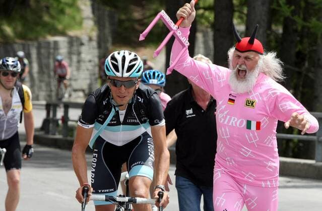 RADSPORT - Giro d Italia 2011 HEILIGENBLUT,AUSTRIA,20.MAI.11 - DIVERS, RADSPORT - Giro d Italia, Fight for Pink, Jedermann Rennen, Lienz - Grossglockner. Bild zeigt Thomas Rohregger (AUT Leopard Trek) und Didi Senft, der Il Diavolo. Keywords: Fan, Teufel. 