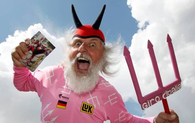 RADSPORT - Giro d Italia 2011 HEILIGENBLUT,AUSTRIA,20.MAI.11 - DIVERS, RADSPORT - Giro d Italia, Fight for Pink, Jedermann Rennen, Lienz - Grossglockner. Bild zeigt Didi Senft, der Il Diavolo. Keywords: Fan, Teufel. 