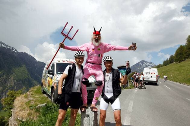RADSPORT - Giro d Italia 2011 HEILIGENBLUT,AUSTRIA,20.MAI.11 - DIVERS, RADSPORT - Giro d Italia, Fight for Pink, Jedermann Rennen, Lienz - Grossglockner. Bild zeigt Didi Senft, der Il Diavolo und Teilnehmer. Keywords: Fan, Teufel. 
