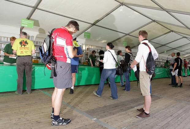 Radsport Cycling: Velothon 2011 in Berlin, Jedermaenner, Freizeitsport, Teilnehmer schreiben sich ein o0 Anmeldung Einschreibung