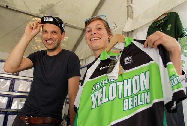 Radsport Cycling: Velothon 2011 in Berlin, Jedermaenner, Freizeitsport, Teilnehmer mit dem Veloton Trikot o0 Freizeitsportler Schriftzug