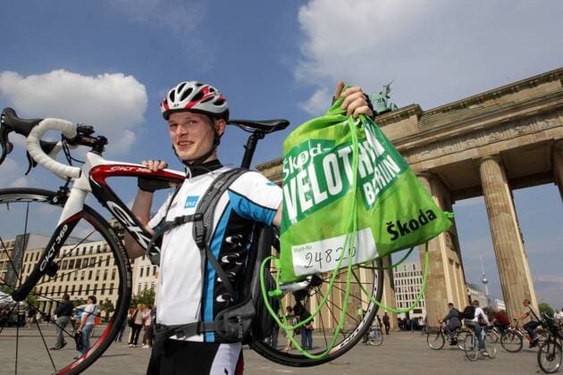 Radsport Cycling: Velothon 2011 in Berlin, Jedermaenner, Freizeitsport, Teilnehmer vor dem Brandenburger Tor o0 Beutel Objekte