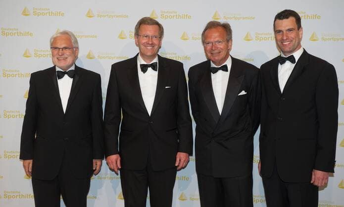 Sport Berlin 20.05.2011 Verleihung der Golden Sportpyramide vlnr Markus Schächter, Bundespräsident Christian Wulf, Werner E. Klatten, Michael Ilgner o0 people Politik