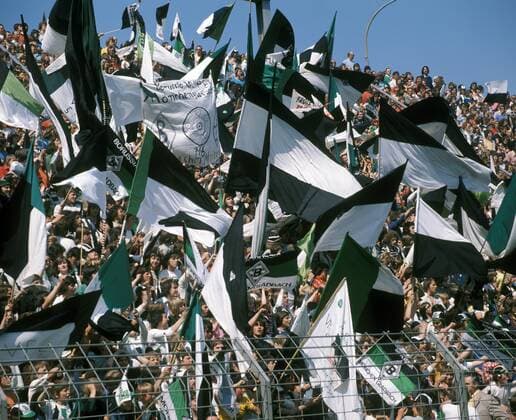 Fußball, Borussia Mönchengladbach, Deutscher Meister 1975 Gladbacher Fans auf der Tribüne DEUTSCHSPRACHIGE SPORTZEITSCHRIFTEN UND -ZEITUNGEN NUR NACH RÜCKSPRACHE Fan Publikum Fahne, Nationalfahne Objekte Totale Double Pokal Trophäe Objekt