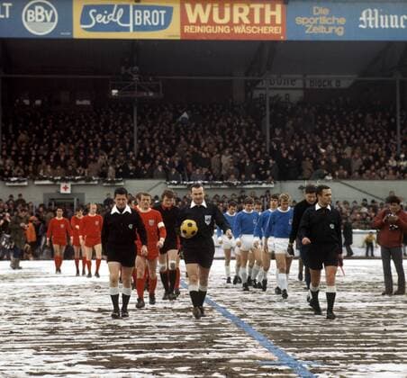 Schiedsrichter Kurt Tschenscher (Mitte) geht dem FC Bayern München (rot) und dem TSV 1860 München voran. Ihm folgen Werner Olk, Torwart Sepp Maier (beide Bayern) und Torwart Peter Radi Radenkovic (1860) DEUTSCHSPRACHIGE SPORTZEITSCHRIFTEN UND -ZEITUNGEN NUR NACH RÜCKSPRACHE Totale Einmarsch, einlaufen, auflaufen