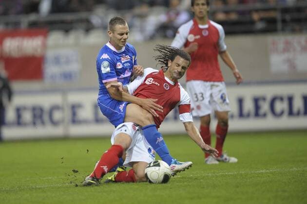 Stade Reims vs Evian Thonon Gaillard (TG FC) - Ligue 2 - 20.05.2011 - Duell - Kevin Berigaud Mickael Tacalfred - JBAutissier 