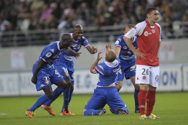 Stade Reims vs Evian Thonon Gaillard (TG FC) - Ligue 2 - 20.05.2011 - Torjubel um Cedric Cambon - JBAutissier 