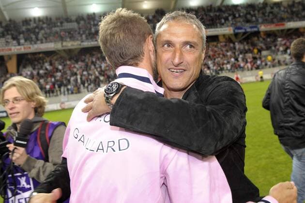Stade Reims vs Evian Thonon Gaillard (TG FC) - Ligue 2 - 20.05.2011 - Evian Thonon Gaillard feiert den Aufstieg: Trainer Bernard Casoni (Evian Thonon Gaillard) - JBAutissier 