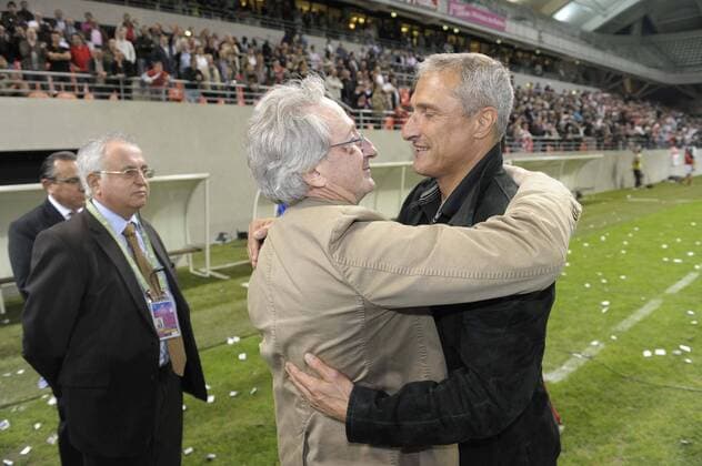 Stade Reims vs Evian Thonon Gaillard (TG FC) - Ligue 2 - 20.05.2011 - Evian Thonon Gaillard feiert den Aufstieg: Franck Riboud (FRA, CEO des Sponsors Danone) und Trainer Bernard Casoni (Evian Thonon Gaillard, R) - JBAutissier 