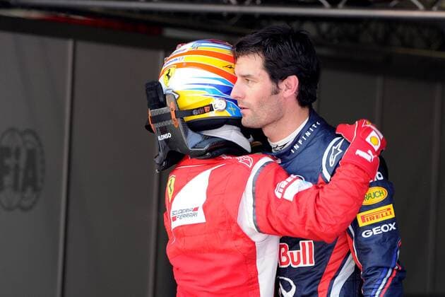 FERNANDO ALONSO (SPA, li.) - FERRARI F150 - umarmt MARK WEBBER (AUS) - RED BULL RENAULT RB7 -  GillesLevent o0 Harmonie Kameradschaft