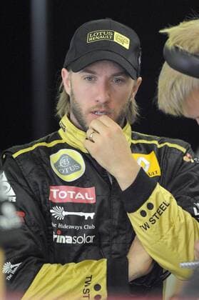 Nick HEIDFELD (GER) Lotus Renault GP,Einzelbild,angeschnittenes Einzelmotiv,Halbfigur,halbe Figur in der Box. Qualifying,21.05.2011. Formel 1:GP von Spanien Circuit de Catalunya,Saison2011, o0 Nachdenklichkeit
