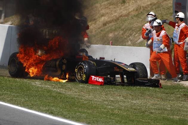 Motorsports: FIA Formula One World Championship 2011, Grand Prix of Spain, 09 Nick Heidfeld (GER, Lotus Renault GP) in seinem brennenden Rennwagen xHOCHxZWEIx - Serie 1 4 o0 Unfall, Crash, Aus, Ausfall Streckenposten Sicherheit Gefahr gefährlich Risiko riskant Objekte