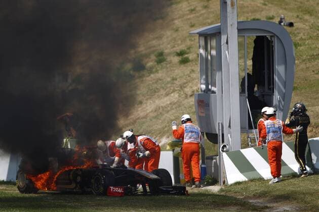 Motorsports: FIA Formula One World Championship 2011, Grand Prix of Spain, 09 Nick Heidfeld (GER, Lotus Renault GP, re.) hat sich in Sicherheit gebracht, nachdem sein Rennwagen Feuer gefangen hat xHOCHxZWEIx - Serie 4 4 o0 Unfall, Crash, Aus, Ausfall Streckenposten Sicherheit Gefahr gefährlich Risiko riskant Objekte