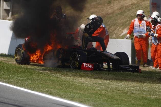 Motorsports: FIA Formula One World Championship 2011, Grand Prix of Spain, 09 Nick Heidfeld (GER, Lotus Renault GP) verlässt seinen brennenden Rennwagen xHOCHxZWEIx - Serie 3 4 o0 Unfall, Crash, Aus, Ausfall Streckenposten Sicherheit Gefahr gefährlich Risiko riskant Objekte