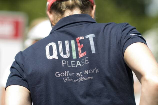 Unicredit Ladies German Open 2011, Golfpark Gut Hausern, 21.05.2011, München Im Bild: Diana Luna (Italy) - Quiet Please - Golfer at work o0 Symbol Golfspieler Golfer Körperteile hinten Rücken Rückansicht Schriftzug Ruhe