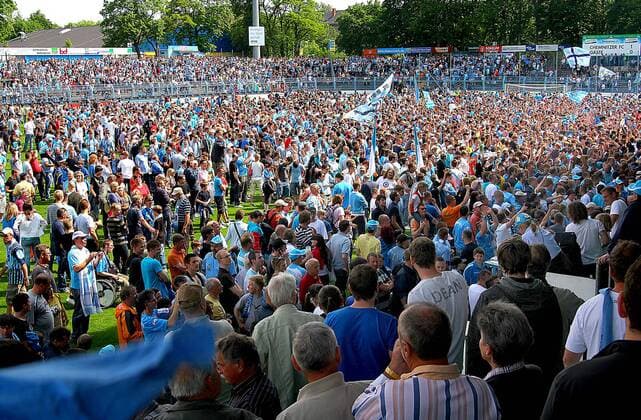 Das mit Fans überflutete Stadion nach Spielschluß --- Regionalliga Nord Chemnitzer FC schafft den Aufstieg in die 3.Liga o0 Totale Zuschauer Masse Fanmasse Jubel Freude Spielfeld
