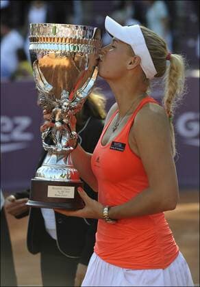 Brussels Open, Finale --- Siegerin Caroline Wozniacki (Dänemark)  PhotoNews o0 Pokal Trophäe Objekte Siegerehrung Jubel Freude Kuss