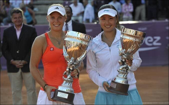 Brussels Open, Finale --- Caroline Wozniacki (Dänemark, li.) und Finalistin Shuai Peng (China)  PhotoNews o0 Pokal Trophäe Objekte Siegerehrung Jubel Freude