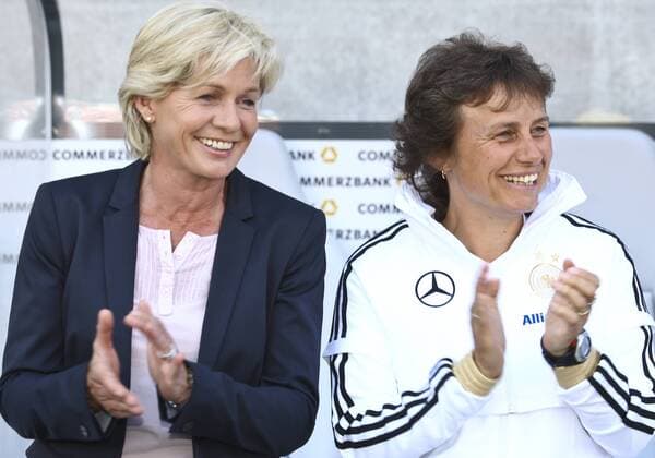 Silvia NEID DFB Bundestrainerin , Ulrike BALLWEG (DFB Assistenztrainerin Co-Trainerin), lacht, lächelt, lachend, smile, froh, happy , klatschen, gestikuliert und gibt Anweisungen, Aktion, Einzelbild, Gestik, Geste, Handbewegung, zeigen, deuten DEUTSCHLAND - Deutsche Damen Fussball Nationalmannschaft DFB Laenderspiel in Ingolstadt am 21.05.2011, GER, Nordkorea Länderspiel