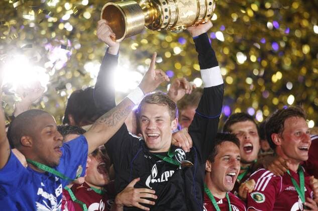 in seinem letzten Spiel für den FC Schalke 04 hat Manuel Neuer den DFB-Pokal gewonnen und feiert mit seinen Teamkollegen o0 Pokal Trophäe Objekte