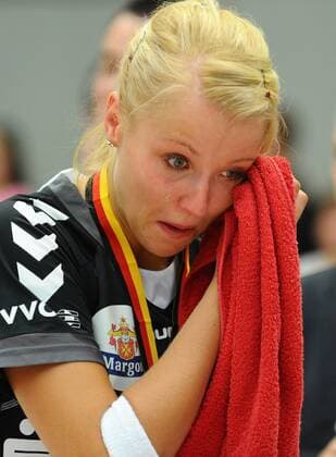 Mareen Apitz (Dresden), Dresdner SC gegen Schweriner SC, Volleyball, 1. Bundesliga Frauen, der Dresdner SC verliert das Finale um die deutsche Meisterschaft, Play-off-Finale Play-off Finale, Margon-Arena Dresden Bodenbacher Straße, DSC, Saison 2010 2011, o0 enttäuscht weinen Tränen Emotionen verloren Verlierer