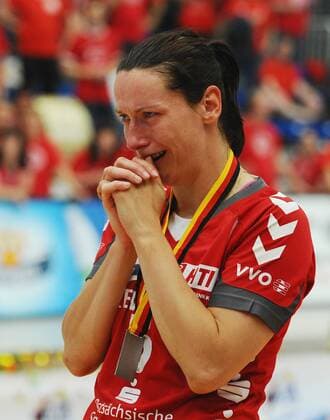 Kerstin Tzscherlich (Dresden), Dresdner SC gegen Schweriner SC, Volleyball, 1. Bundesliga Frauen, der Dresdner SC verliert das Finale um die deutsche Meisterschaft, Play-off-Finale Play-off Finale, Margon-Arena Dresden Bodenbacher Straße, DSC, Saison 2010 2011, o0 enttäuscht weinen Tränen Emotionen verloren Verlierer Medaille Objekte Silber
