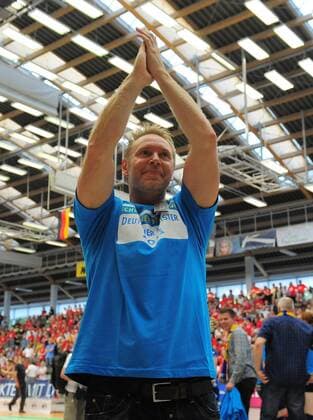 Trainer Tore Aleksandersen (Schwerin), Dresdner SC gegen Schweriner SC, Volleyball, 1. Bundesliga Frauen, der Dresdner SC verliert das Finale um die deutsche Meisterschaft, Play-off-Finale Play-off Finale, Margon-Arena Dresden Bodenbacher Straße, DSC, Saison 2010 2011, o0 Freude