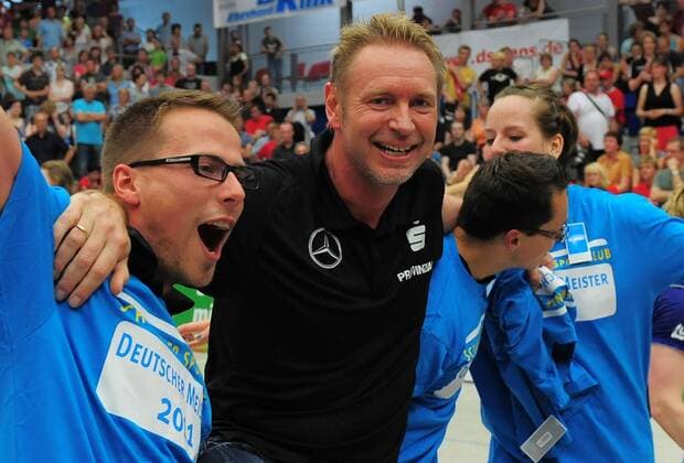 Trainer Tore Aleksandersen (Schwerin), Dresdner SC gegen Schweriner SC, Volleyball, 1. Bundesliga Frauen, der Dresdner SC verliert das Finale um die deutsche Meisterschaft, Play-off-Finale Play-off Finale, Margon-Arena Dresden Bodenbacher Straße, DSC, Saison 2010 2011, o0 Freude
